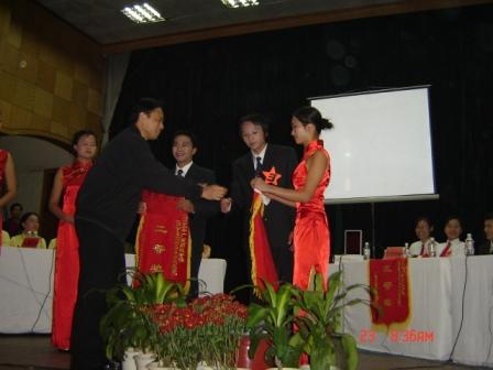 学院党委组织部陆部长在给初教院代表队颁奖